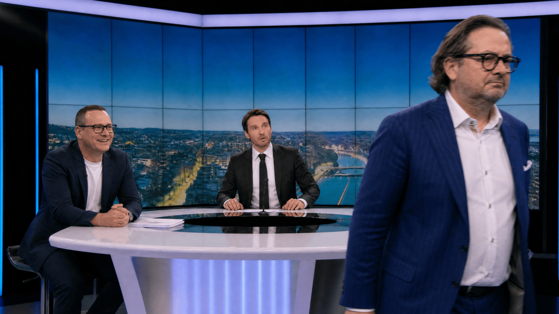 Raoul Hedebouw sort les documents pendant que Marc Coucke se raidit